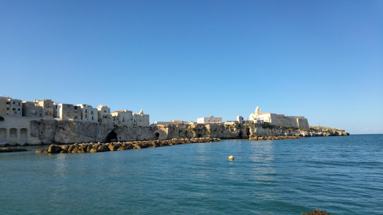 Centro storico di Vieste con vicoli bianchi e botteghe tipiche